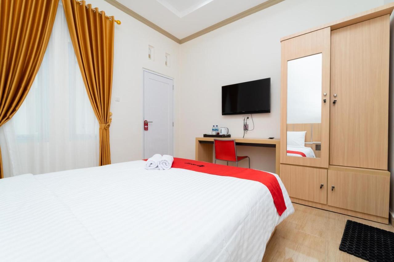 Hotel RedDoorz near Griya Agung Palembang Talang Kelapa Exterior foto