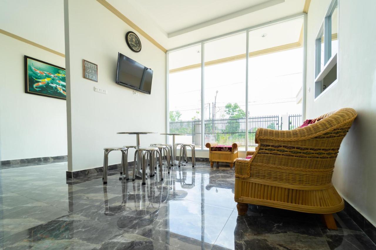 Hotel RedDoorz near Griya Agung Palembang Talang Kelapa Exterior foto